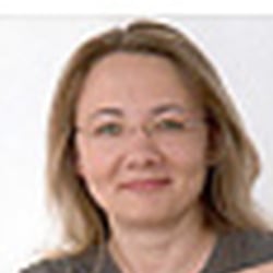 Steinmetzmeisterin Kathleen Groll