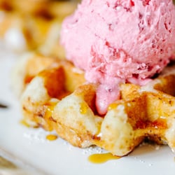 Eiscreme auf belgischer Waffel