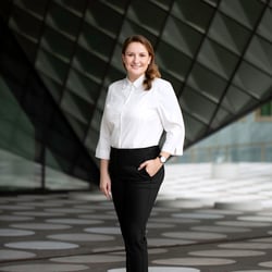 Navina fotografiert Business Portrait