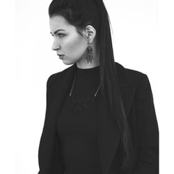 Model mit Schmuck