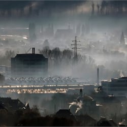 Stadt im dichten Morgennebel