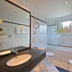 Granit-Badezimmer des Hotels Villa Kastania, Berlin