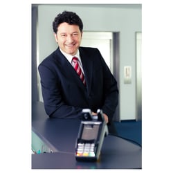 Produktmanager vor Gerät
