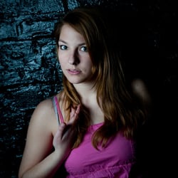 Model post vor der Kamera