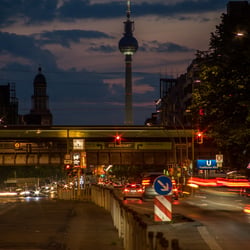 Frankfurter Allee in der Abenddämmerung in Berlin, Deutschland 2019.
