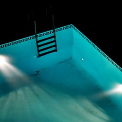 Pool bei Nacht