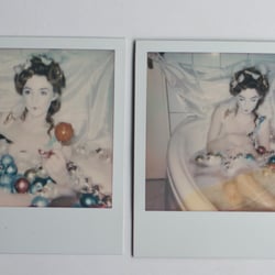 „Eine Spieluhrenfigur nimmt ein Bad“   Polaroidshooting