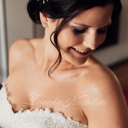 Brautmake-up und niedriger Dutt als Brautfrisur
