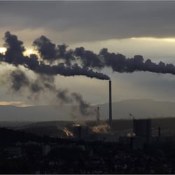DIe Dominanz im Neckartal bei Esslingen: das Kraftwerk