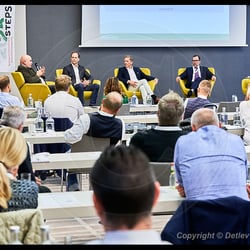 Podiumsdiskussion mit dem nötigen Mindestabstand zwischen den Teilnehmern.