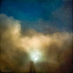 Severins Vision zeichnet sich bei Nebel am Himmel ab