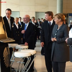 Austellung „20 Jahre Volkskammerwahl 1990“ im Deutschen Bundestag / Besuch der Kanzlerin
