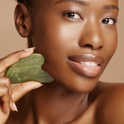 Beautybild für Skin-Care-Kampagnen mit sauberer Hautretusche und natürlichem Look.