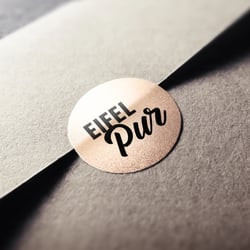 logofolio-eifel-pur-logo-sticker-kupferfolie-mockup