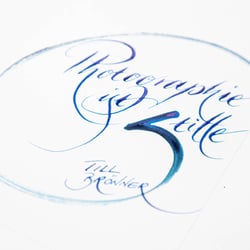 Photographie ist Stille – Zitat, kalligraphische Umsetzung