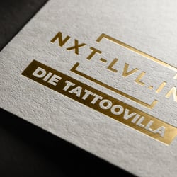 logofolio-nxt-lvl-ink-tattoovilla-logo-goldfolie-mockup