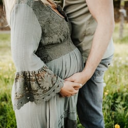 Babybauchshooting in der Natur