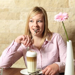 Mädchen im Café