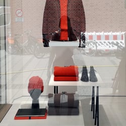 orange display – Schaufenstergestaltung Legeware