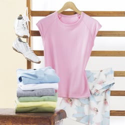 Shirt und Rock an Sprossenwand