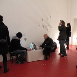 Besucher bei der Benutzung der Soundmixer