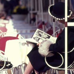 Frau im Cafe Kranzler in Berlin, 1964