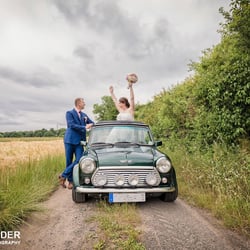 Braut im Auto freut sich auf den Bräutigam
