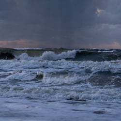 Die Brandung der Ostsee bei starkem Wind an der Küste von Mielno, Polen 2018.