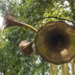 Impressionen Villa Lesmona Kunstwerke der Galerie auch direkt im Park