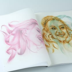 Es ist möglich die Cover Illustration durch den Druck auf Transparentpapier separat anzusehen.