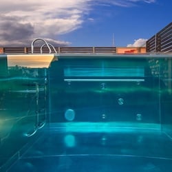 Privater Edelstahl-Pool auf einer Berliner Dachterrasse