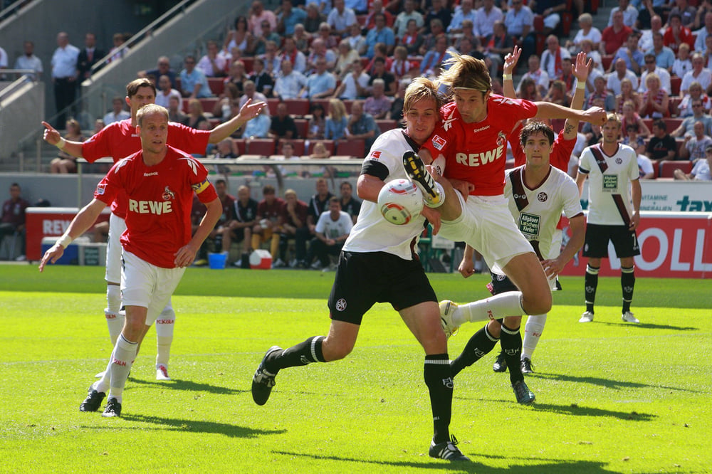 Kung-Fu – Martin Amedicks Angriff auf das Tor des 1. FC Köln wird von Martin Lanig abgewehrt