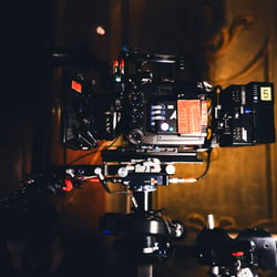 Eine schöne Seitenansicht von dem Kamera Setup. Arri Alexa Mini LF auf der Steadicam