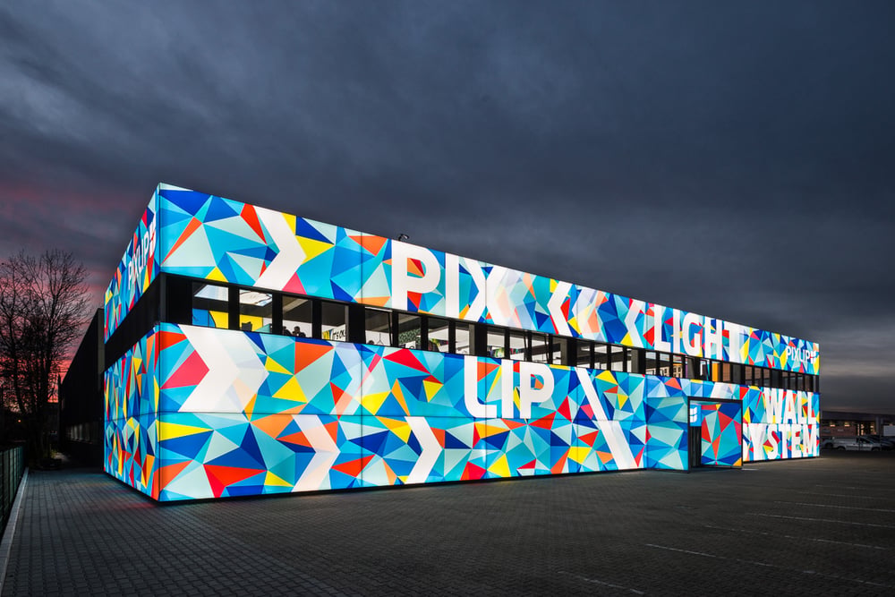 Die PIXLIP Leuchtfassade