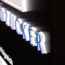 Individueller Leuchtkasten mit durchgestecktem Schriftzug