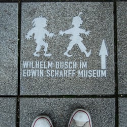 Wilhelm-Busch-Ausstellung_ Sprühwegweiser