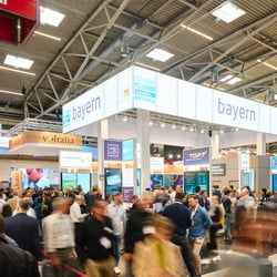 Gut besuchter Messestand eines Bundeslandes