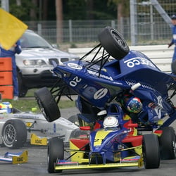 Rolle vorwärts – Tim Sandtler überfliegt bei einem Formel-BMW-Rennen einen Konkurrenten