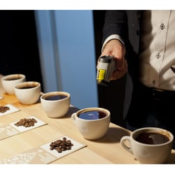 100% Kaffee – ArtHelps Katalog
