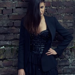 lady in black /styling  by Chloé Nsimba