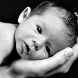 baby auf der hand von papa, schwarzweiss foto