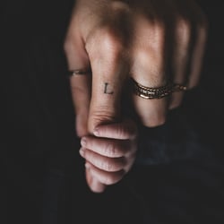 Babyhand umschlingt Finger