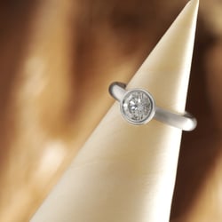 Platinring mit Brilliant