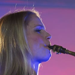 DJ und Saxophonistin