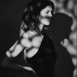 https://maisonmusitowski.com/maya-hardenbecker/#