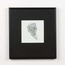 „Zeitzeugen-Gesichter / Faces Of Contemporary Witnesses –01”. Rapidographenzeichnungen mit durch Photomontage einkopiertem Text