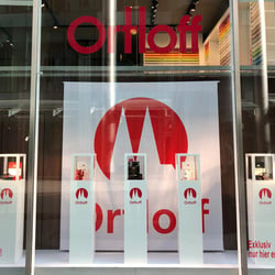 Schaufenster der Kölner Filiale mit der kölschen Produktreihe