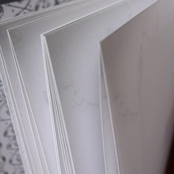 Innenseiten mit unterschiedlichen Stockflecken
