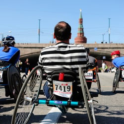 Paralympische Athleten an den Mauern des Kreml, vor dem Start.