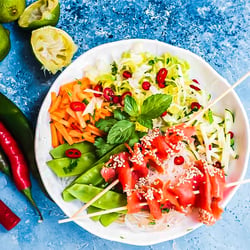 Glasnudelsalat mit Wildlachsspießen für Fish Tales